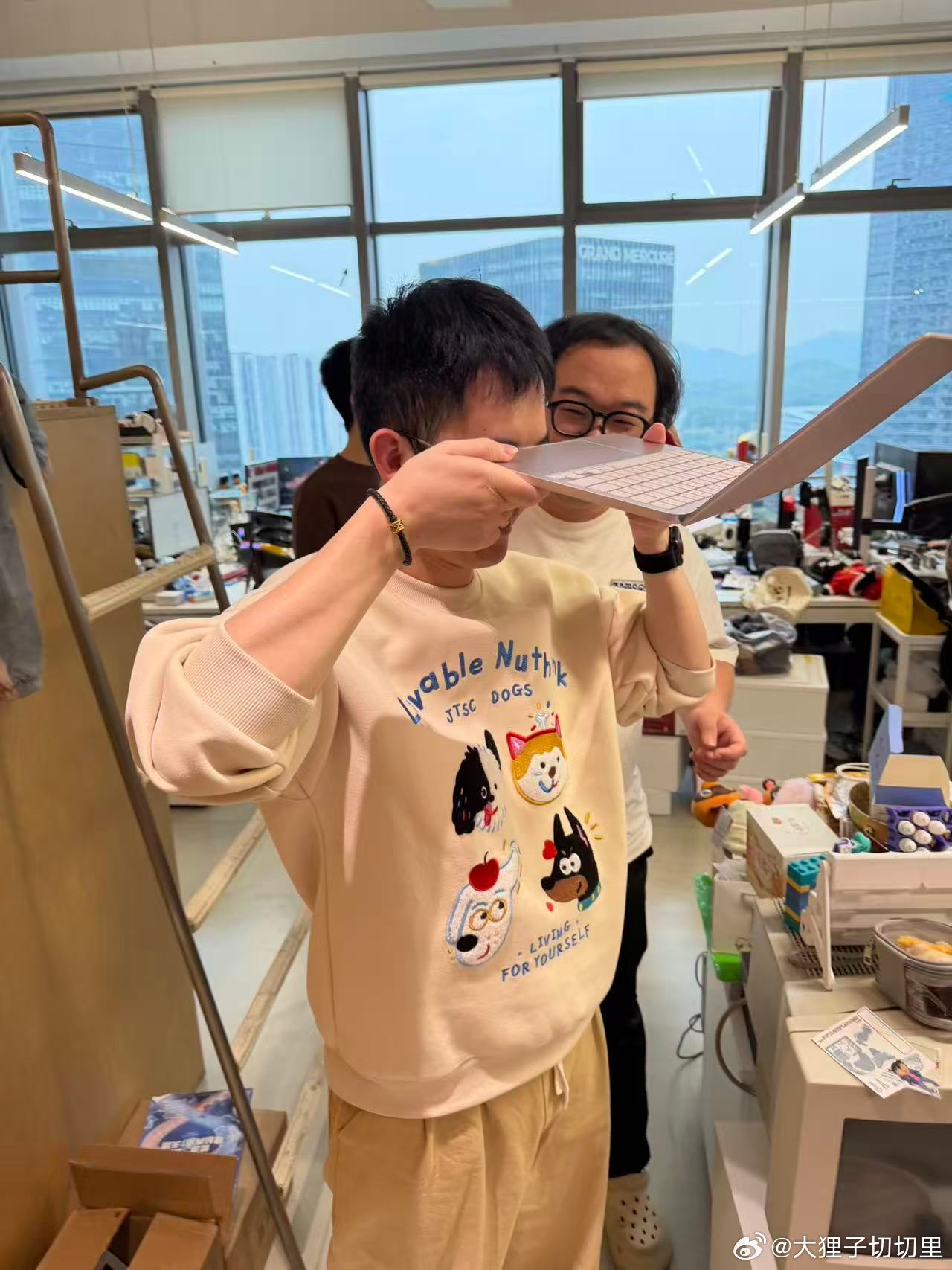 MacBook Neo 都得这么听歌，这是真骨传导！ 