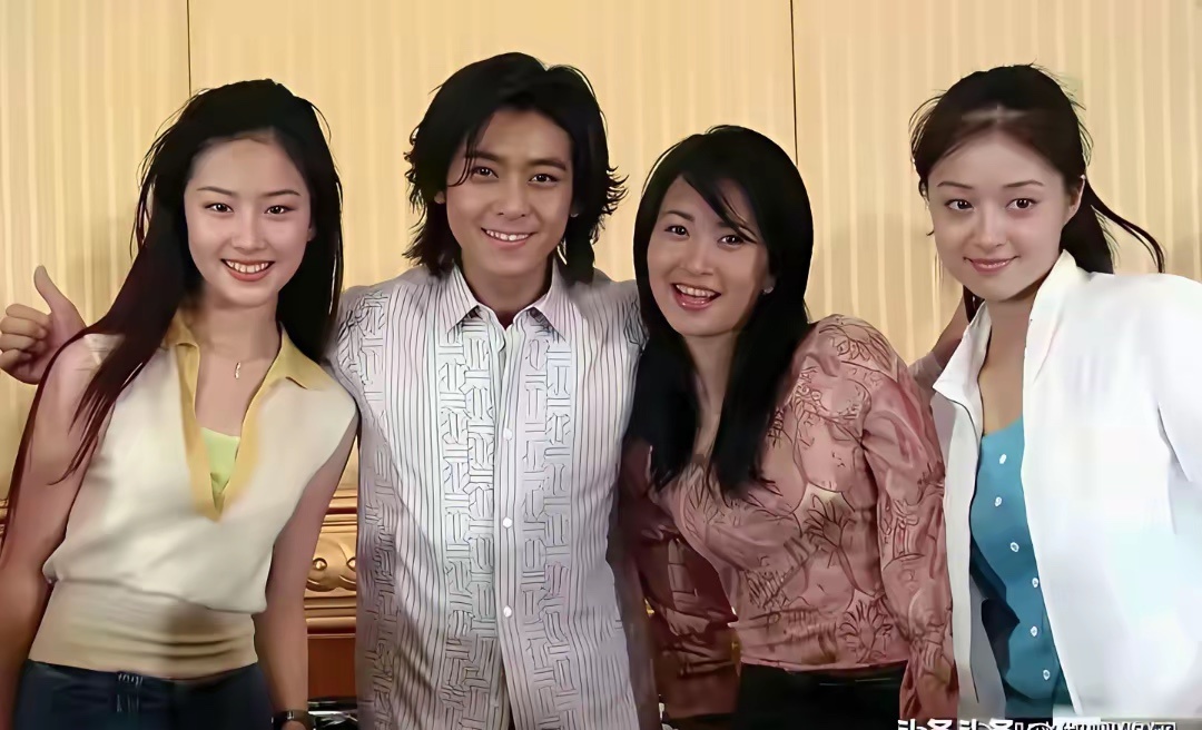 拍这照片时蒋欣19岁，刘亦菲15岁，简直是出水芙蓉，太美了 