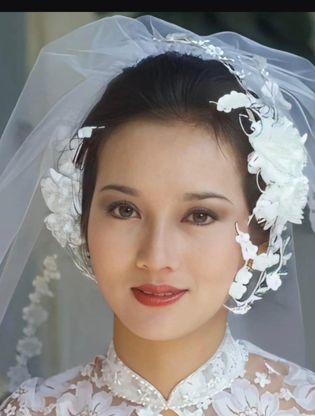 狄波拉不经意间的一句话，却像一把钥匙，悄悄解开了谢霆锋两段感情里截然不同的相处密