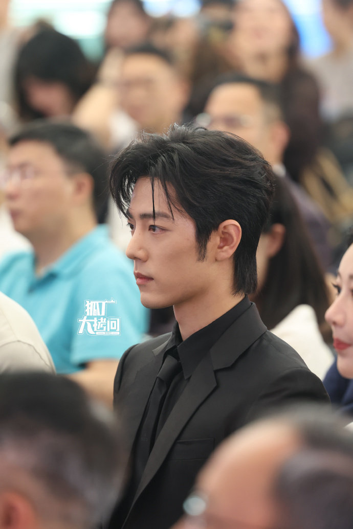 肖战黑西装配尚界黑武士肖战体制内感肖战体制内感，肖战黑西装配尚界黑武士，咱就说这