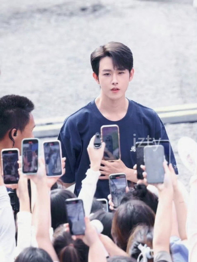 田嘉瑞《燃霜为昼》开机！！冷文笙你好帅！ ​​​