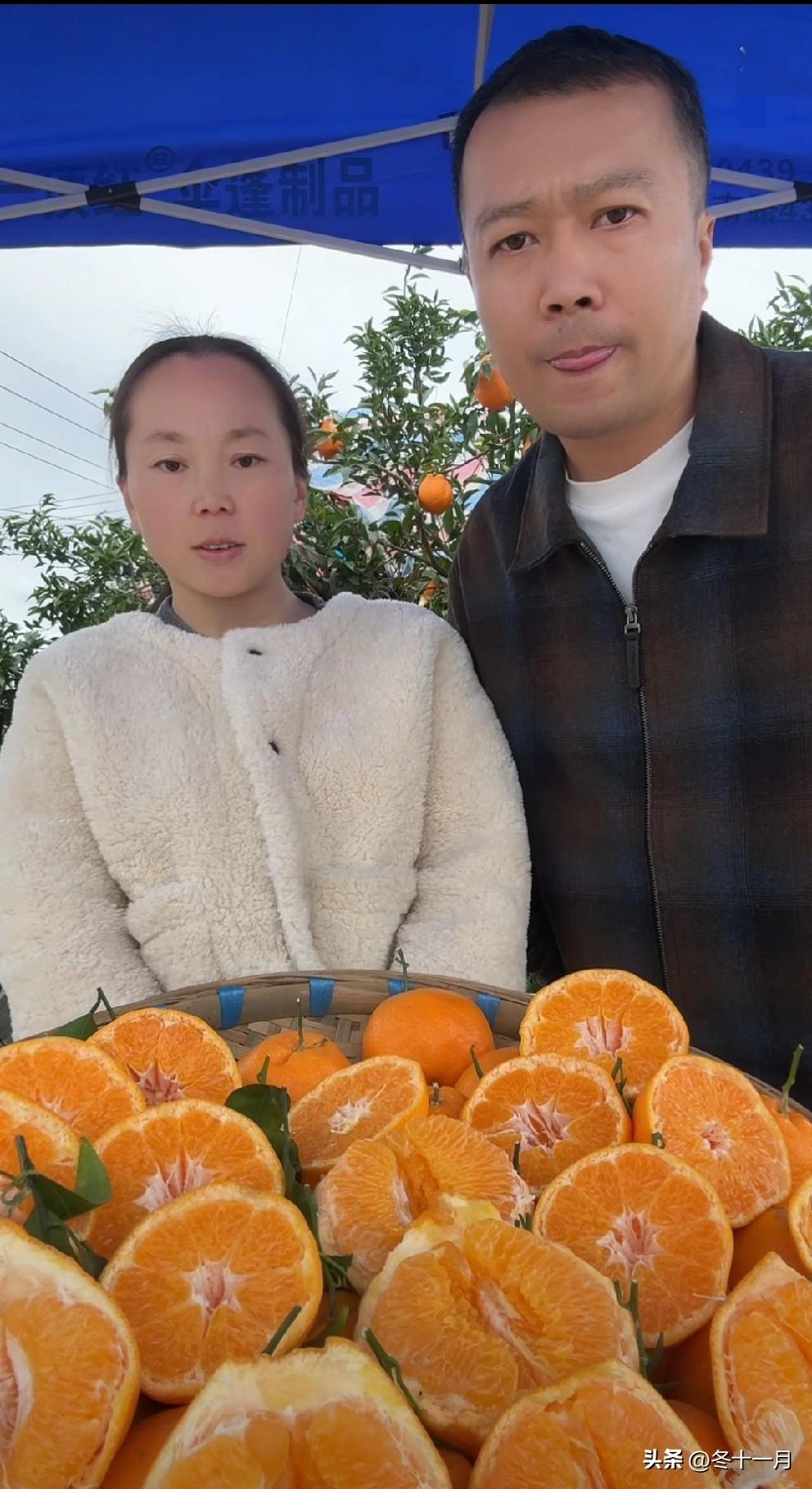 甘宇翼和静静夫妻俩来带粑粑柑了，小儿子成成由奶奶来带，他们在直播卖货时回答网友说