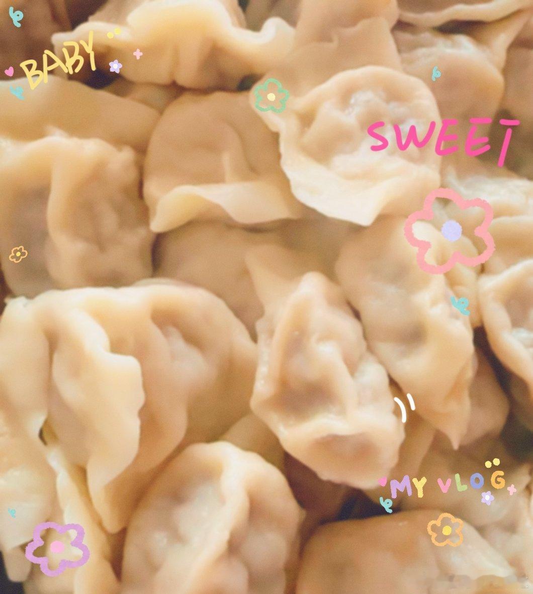 晚上某哥没吃饭。他刚说他饿了，就给他煮了些饺子～某哥让我也吃几个！我是不想吃。[