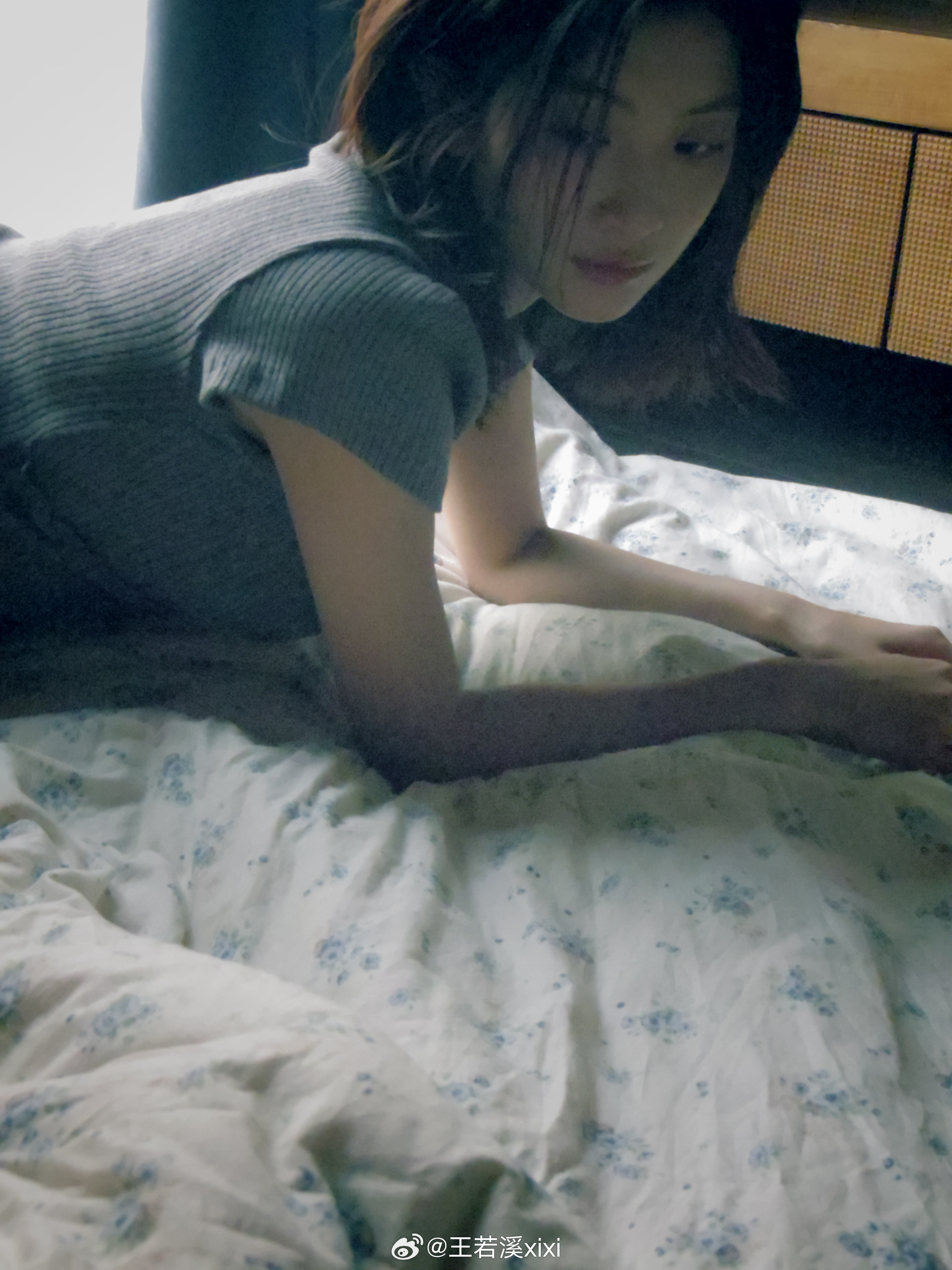 阴天 在不开灯的房间溪有日常写真[超话] ​​​