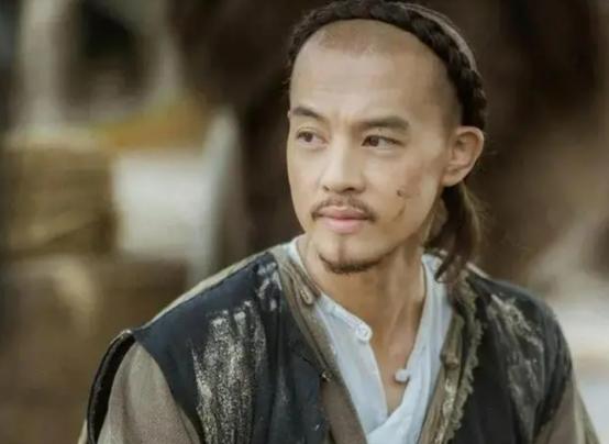 一天，康熙在黄河边遇到一个可怜的乞丐，赏了他一张烧饼。

谁也没想到这个举动会改