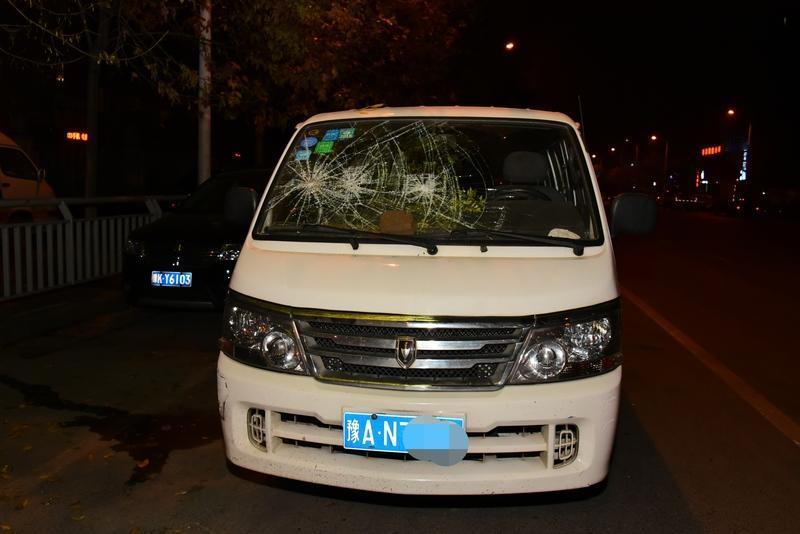 如果这男子不砸车，那么无论绝对会站在他这一边。可惜砸车男子无脑，硬生生把对自己有