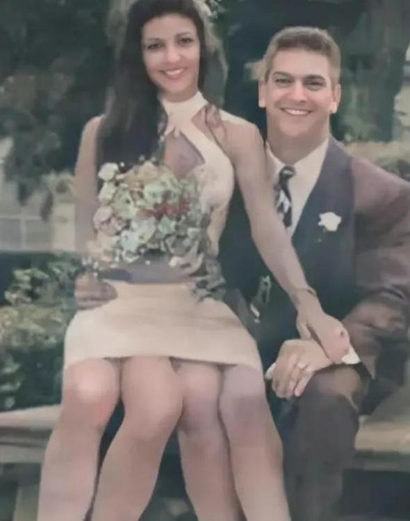 上世纪60年代，美国一个长着四条腿和两个生殖器官的女孩，被父亲高价卖给马戏团，女