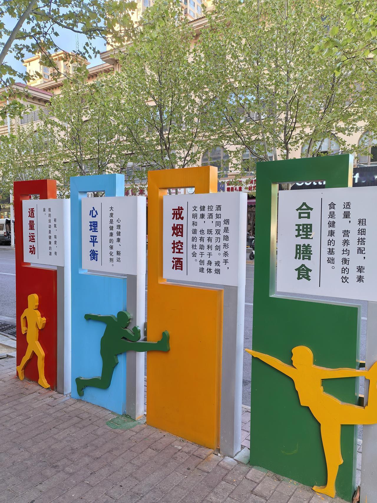 晚饭后在小区散步，俗话说“饭后百步走活到九十九”！
小区游玩的人很多，以老年人和