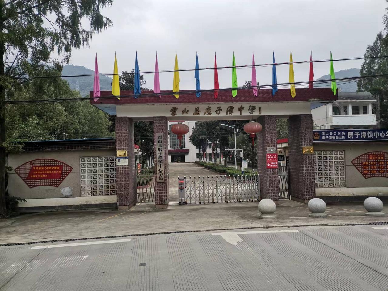 高考不仅是检验知识的时刻，也是人生丰收的时节，不管处于哪个时代，读书求学都是人生