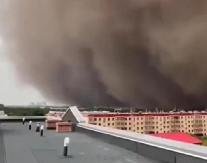 黑龙江发生极端大风灾害14级大风突袭黑龙江，这是自然的怒吼。它撕开了城市脆弱的一