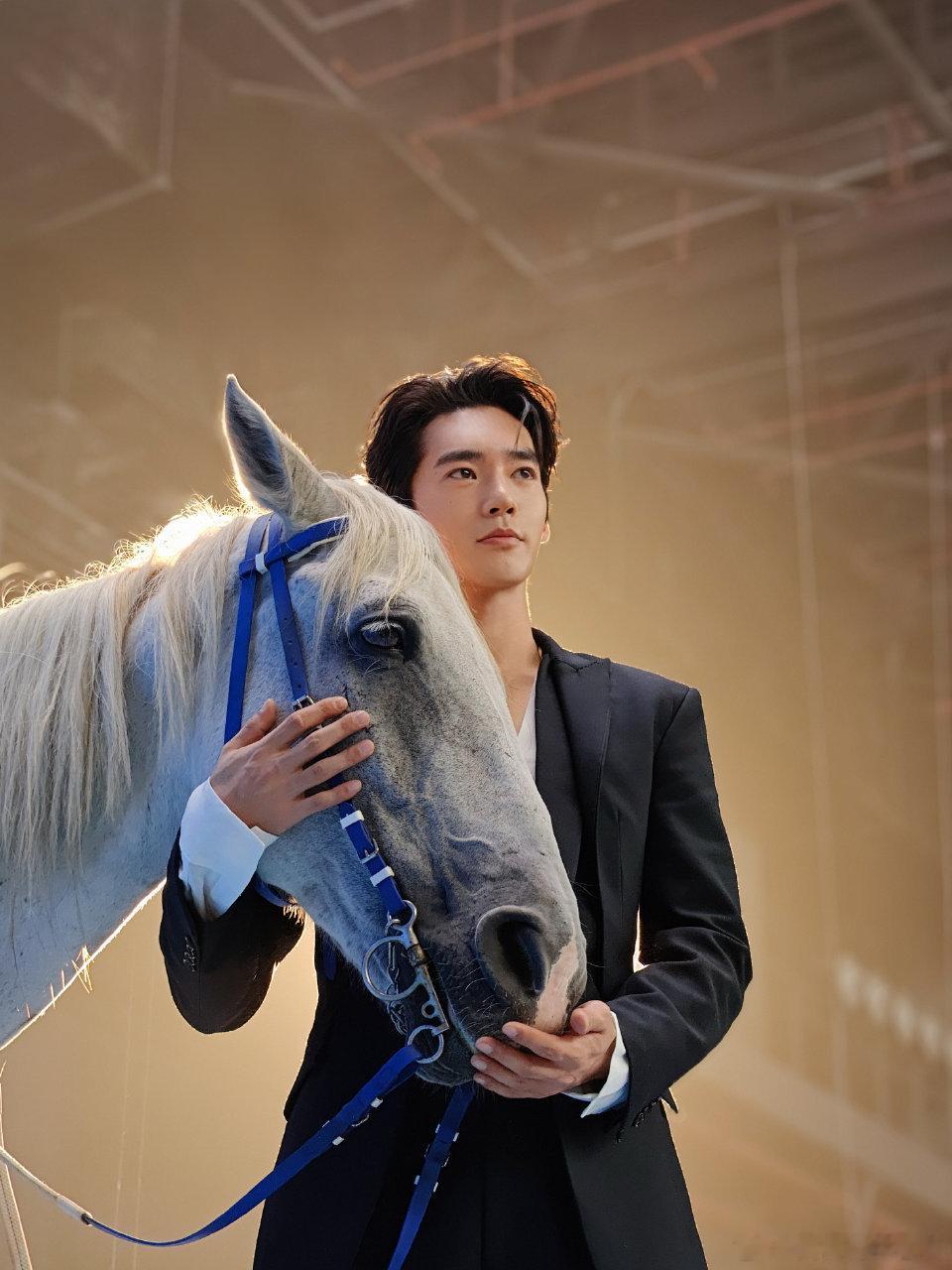 于适的脸和手反差感一张干净少年脸，一双手却满是力量与硬朗，温柔与野性并存，魅力直