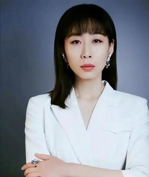 任素汐是内娱第一个被骂丑的女演员，她是如何一手烂牌打成王炸的？
 
2019年，