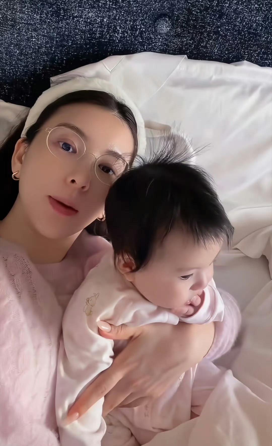 方媛晒和三女儿的合照，宝宝头发真浓密！ ​​​