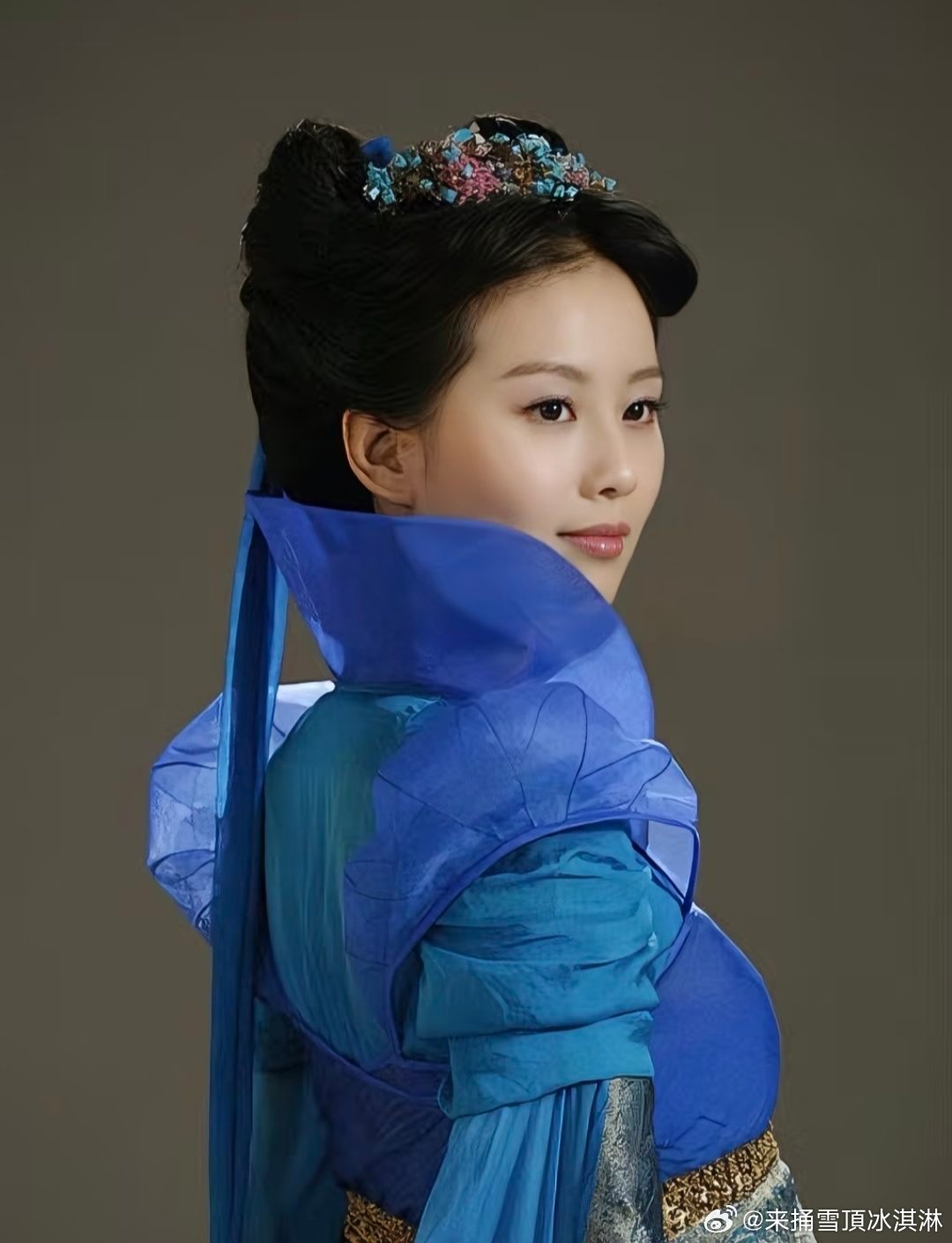 刘诗诗时隔17年收到了龙葵头饰非遗博主为刘诗诗复刻龙葵头饰太好哭了！龙葵头饰亲手