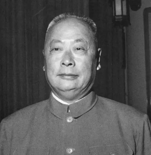 1951年，陈毅任上海市市长，他命人给黄金荣一把扫帚，在大世界前打扫卫生。黄金荣