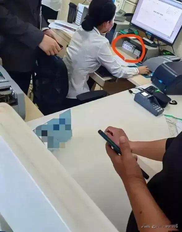 就在这周，公司还是把之前已经接受过一次降薪的83年财务姐姐给辞了。这就是为什么我