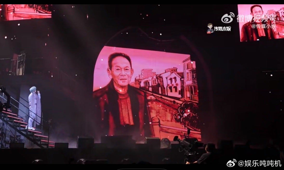 张星特演唱会特别嘉宾是爷爷 张星特不用回头，爷爷在光里陪着他，演唱会里的这份情感
