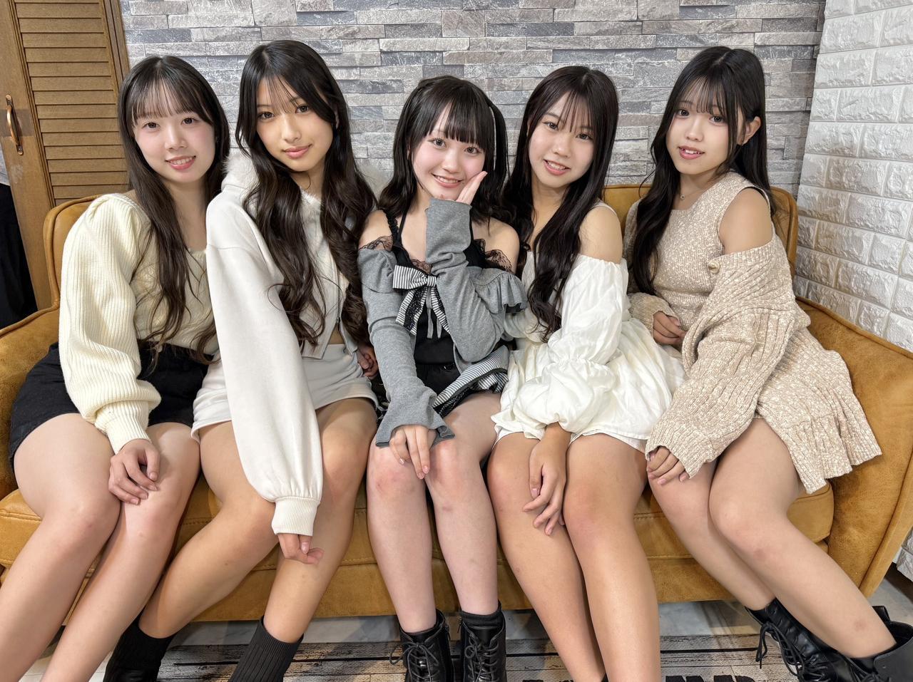 闺蜜们一起，笑得甜甜蜜蜜！