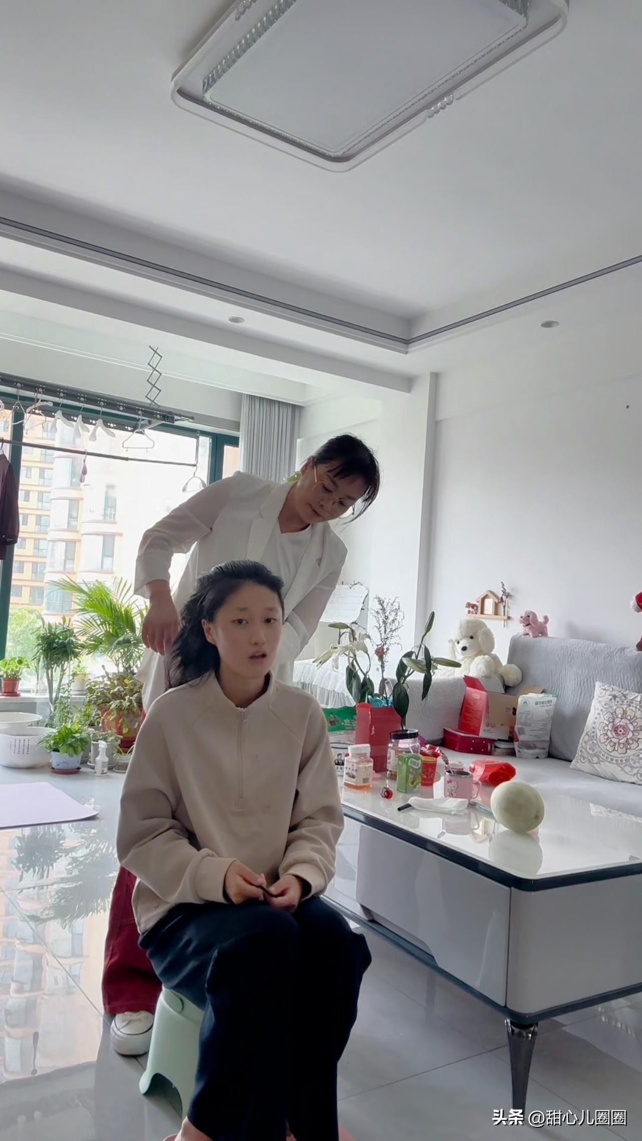 眼前的画面暖心吗？妈妈耐心轻柔地帮菲儿梳理着发丝，爸爸贴心递上香甜的甜瓜悉心投喂