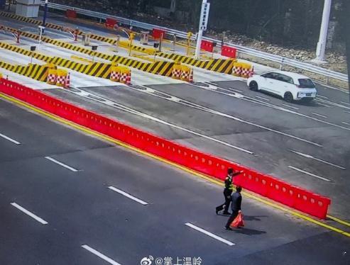 老人误入台州高速工作人员暖心助其返村老人扫墓迷路误入高速匝道，温岭收费站工作人员