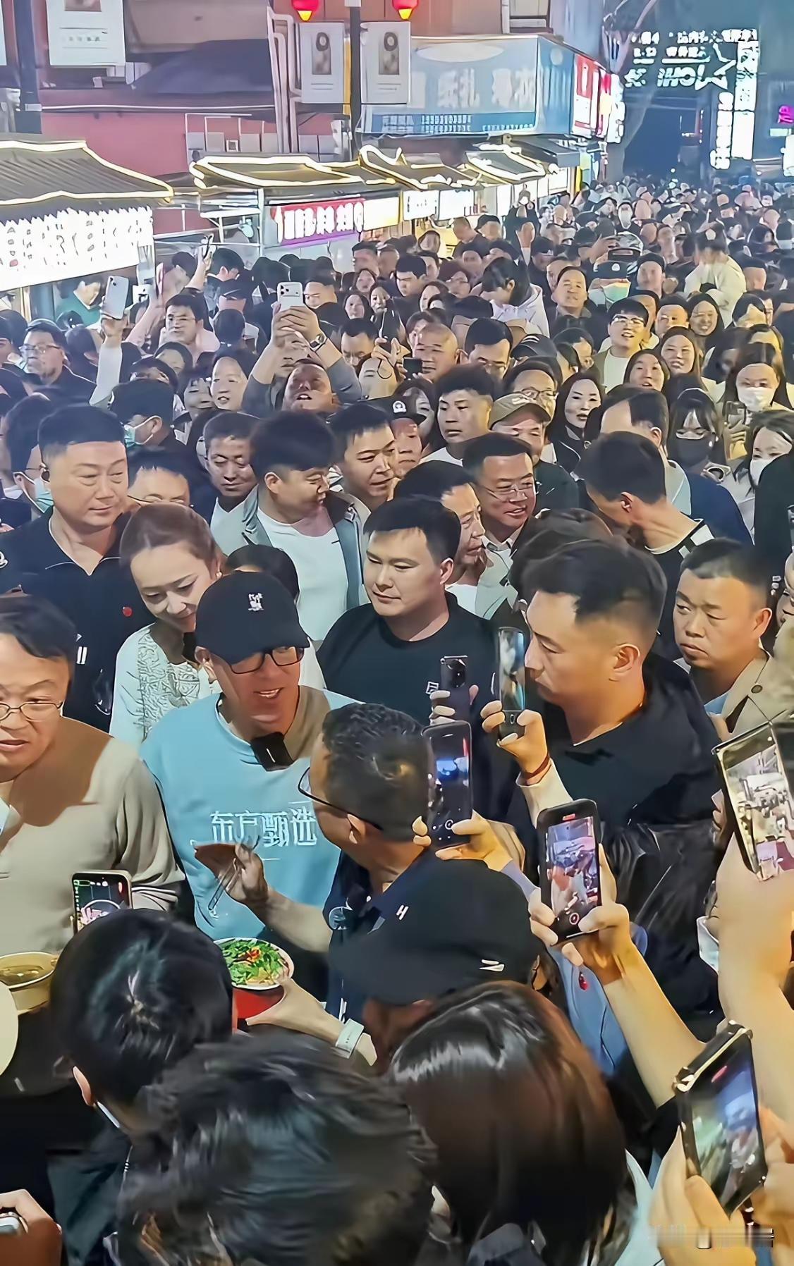 昨天在杭州街头，俞敏洪刚从溯源直播下来，就被一群人围住了！好多中年人默默凑上来看