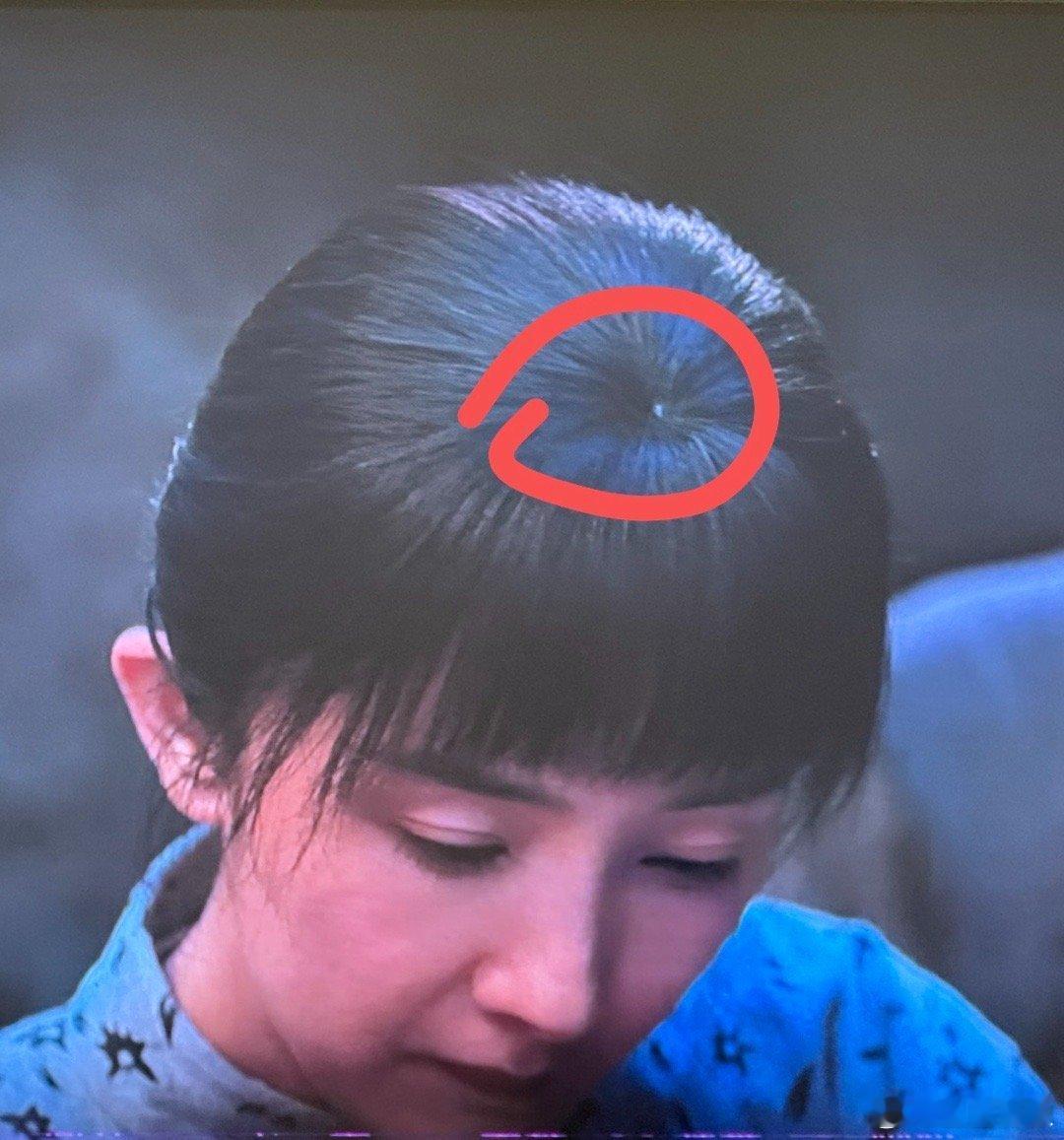 幂姐这假发细看有点出戏，她自己也是长头发，但是她肯定不太愿意剪成这种刘海[笑cr