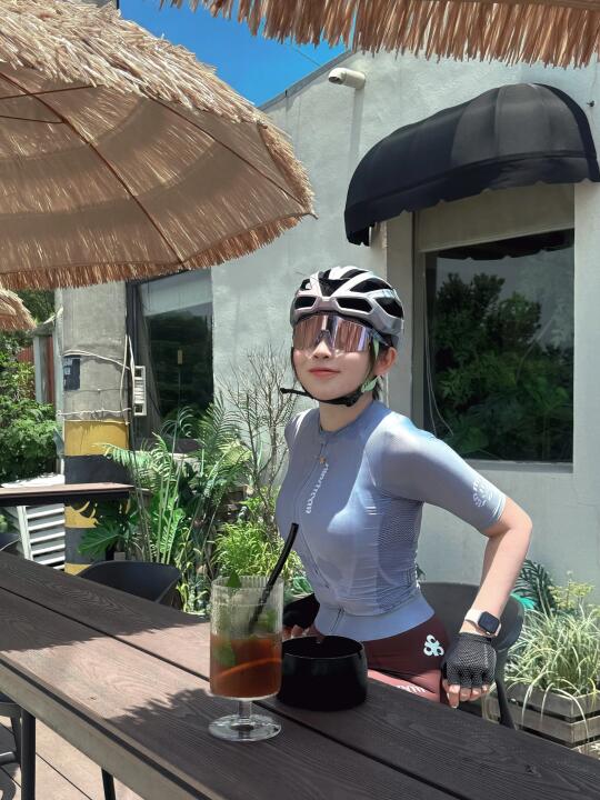 她说：别动，这样很好看！