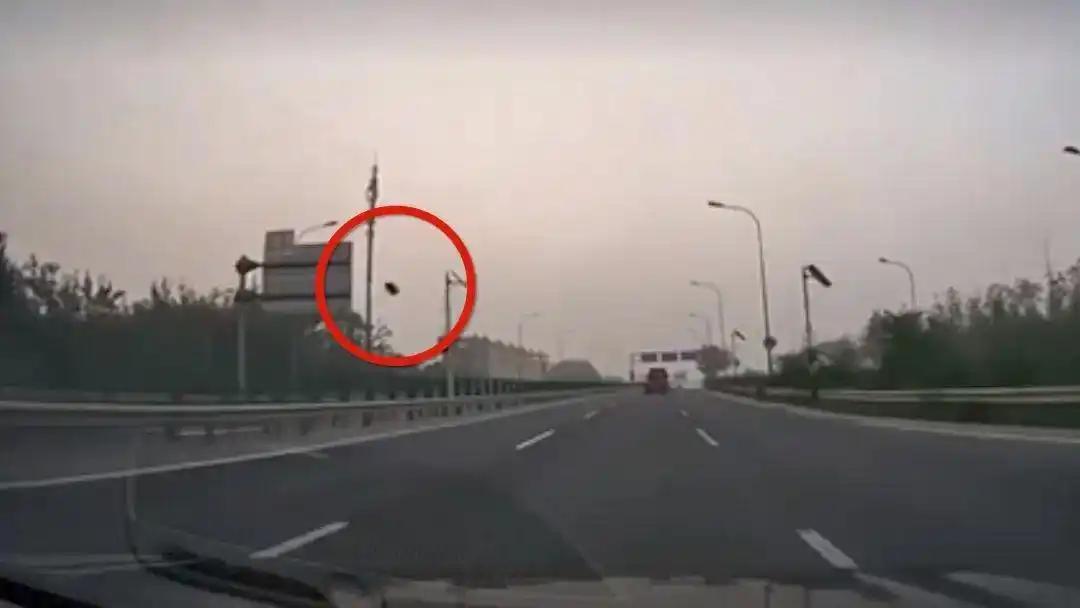 北京一男子凌晨4点在高架上开车，突然对面飞来一块石头砸碎挡风玻璃后又打中他的脸，