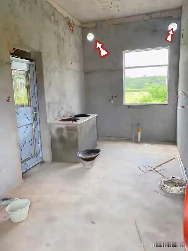 天呐，这做饭必须得两个人，一个人外面添柴火一个人里面炒菜，要是一个人的话，跑出去