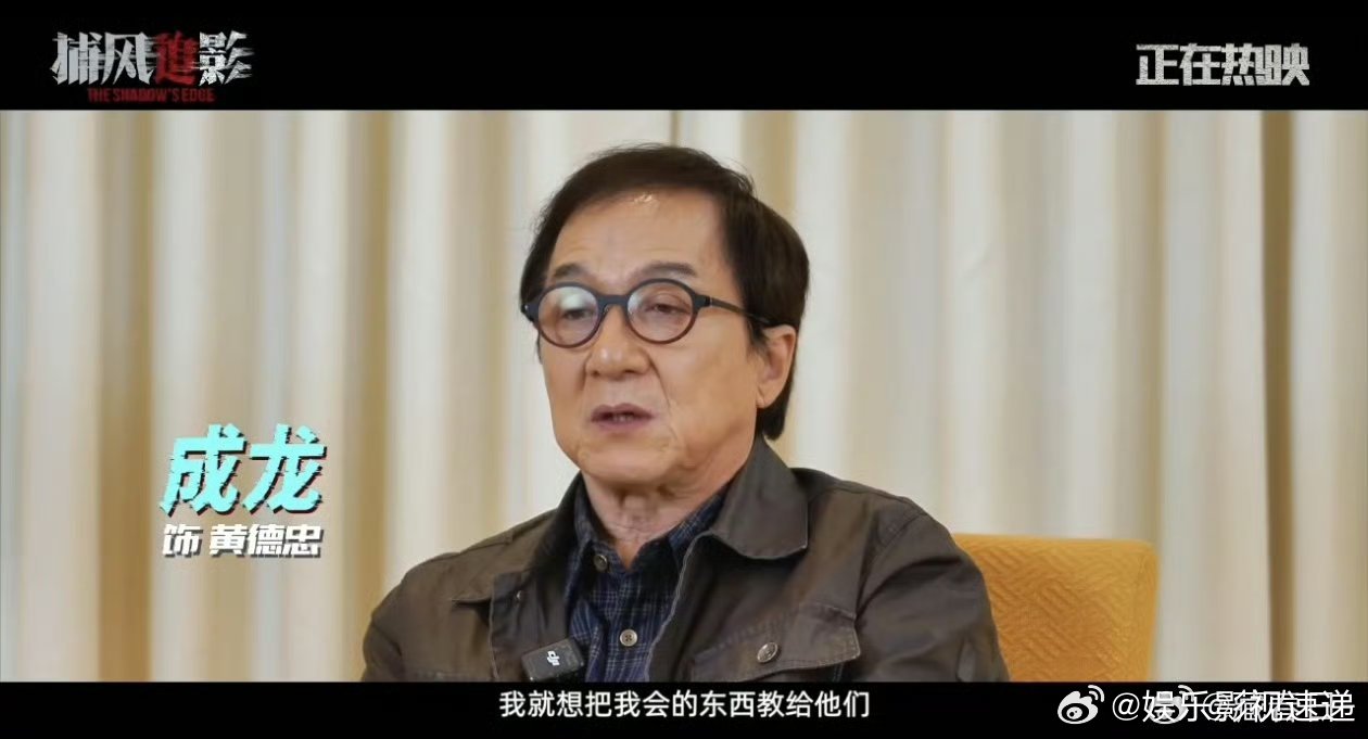 成龙梁家辉尚能饭也 动作特辑里两人在狭小空间近身肉搏，刀刃都快贴身上了，还是拼尽