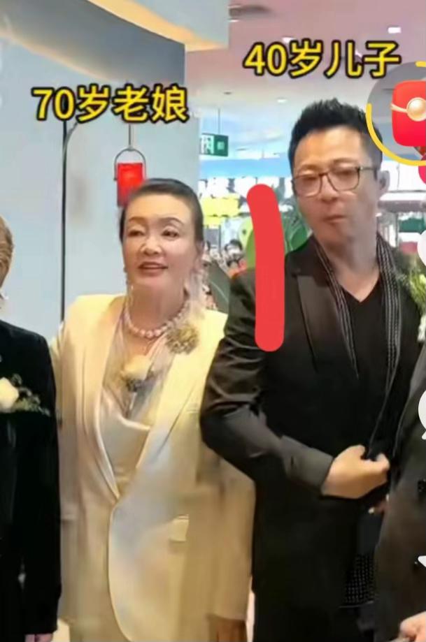 汪小菲又不乐意了。
据传原因是张兰不满意汪小菲给小汪宝取的名字，而且也不准备参加