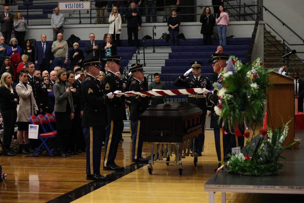 2025年12月27日，美国爱荷华州，一位在叙利亚执行任务死亡的美军士兵的葬礼，