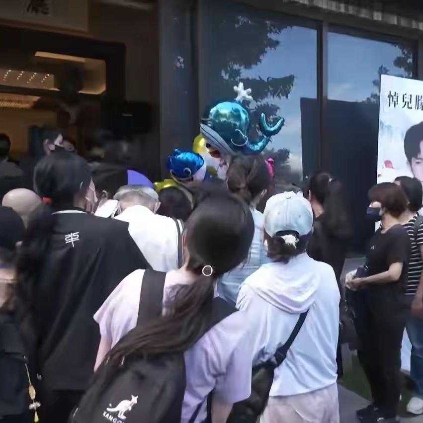 路人粉看孙爸爸都破防了！小鱼儿的事，他哪止痛心啊，更多是悔——早知道娱乐圈这大染