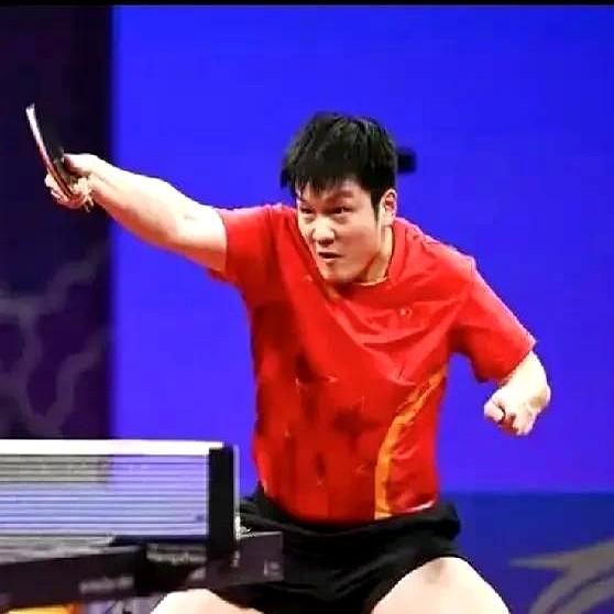 “全运会乒乓球团体赛，35岁的马龙还在打决胜局，而24岁的孙颖莎还没轮到上场。”