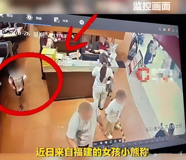 爱护儿童，保护儿童，是全网人民的心声！
一个奔跑耍玩四岁儿童，在奔跑中手中意擦陈