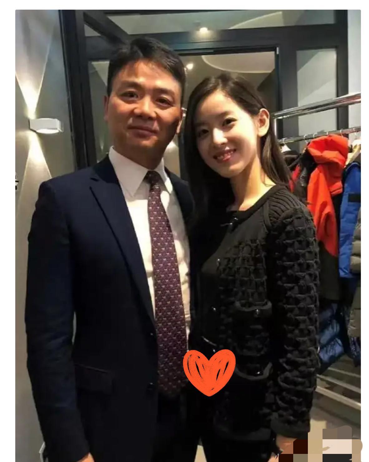 刘强东没变，章泽天也没躺平。
她捐钱不挂公司名，进修不靠老公名头。
他发内部信，