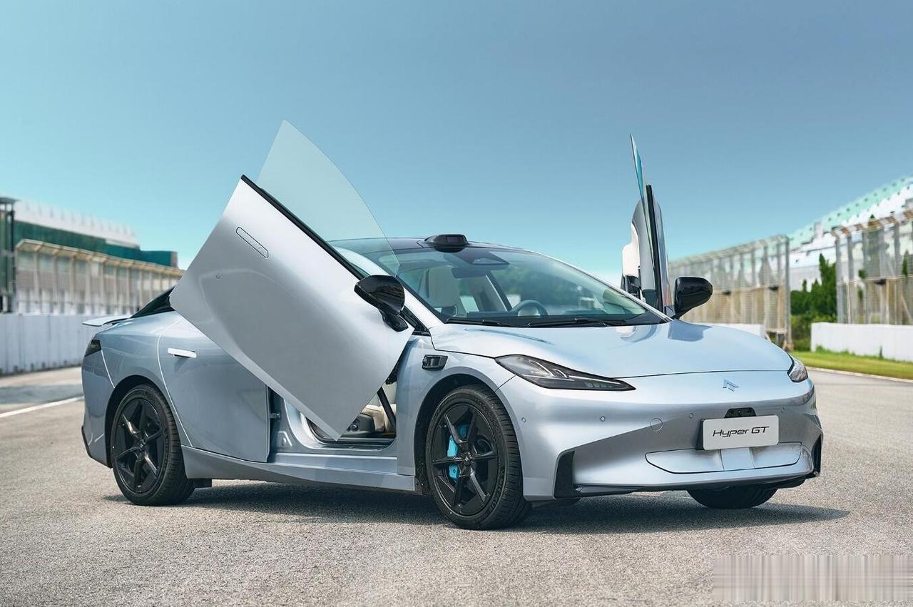 7月销量是2011辆的昊铂GT，外观到底好不好看呢？其实答案很简单：非常好看！封