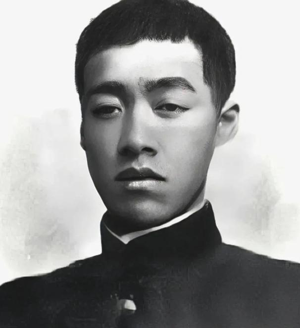 林觉民，福建闽侯人，1887年出生。家里是书香门第，他自幼聪慧，十三岁就敢在科举
