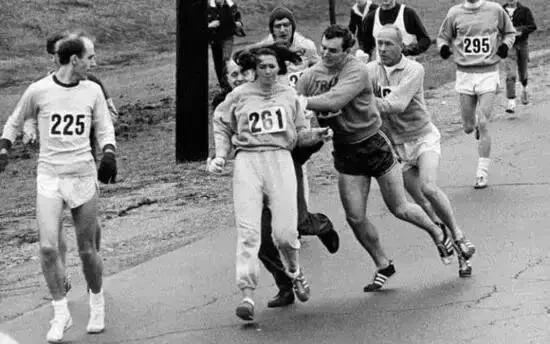 1967年，第一个正式跑完波士顿马拉松全程的女性。当时“脆弱的”女性被...