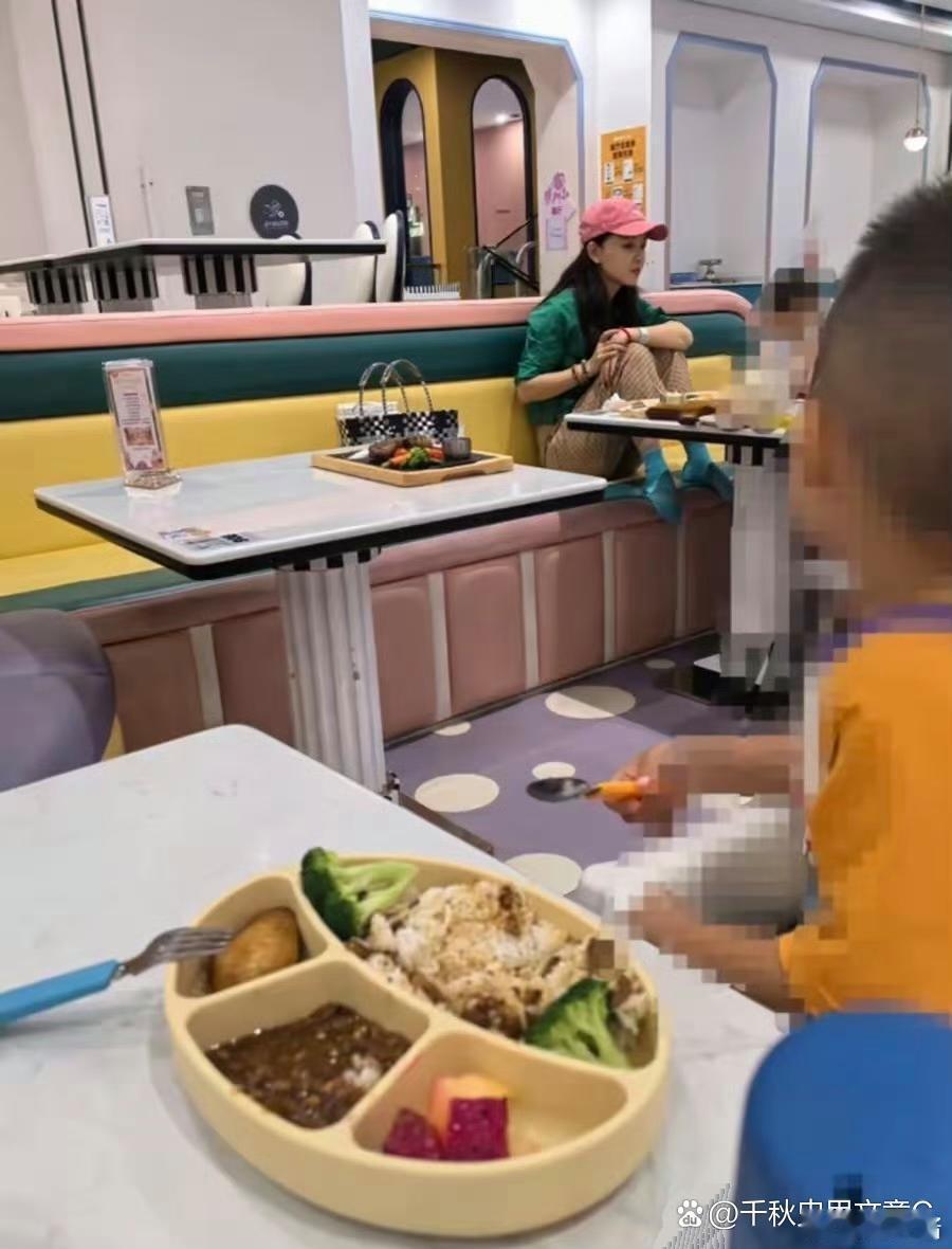 吴倩带孩子玩，看起来好累。心疼她小心翼翼的样子 ​​​