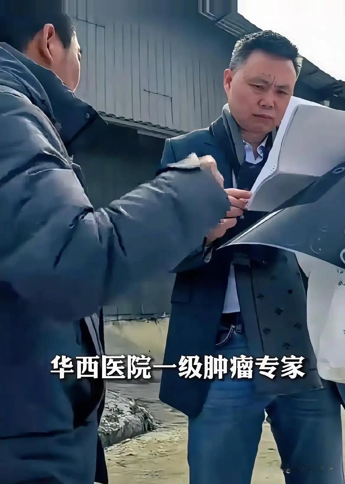 “这个交警火了！”面包车司机为了多装货，把座椅拆了，没想到撞见了交警。司机觉得交