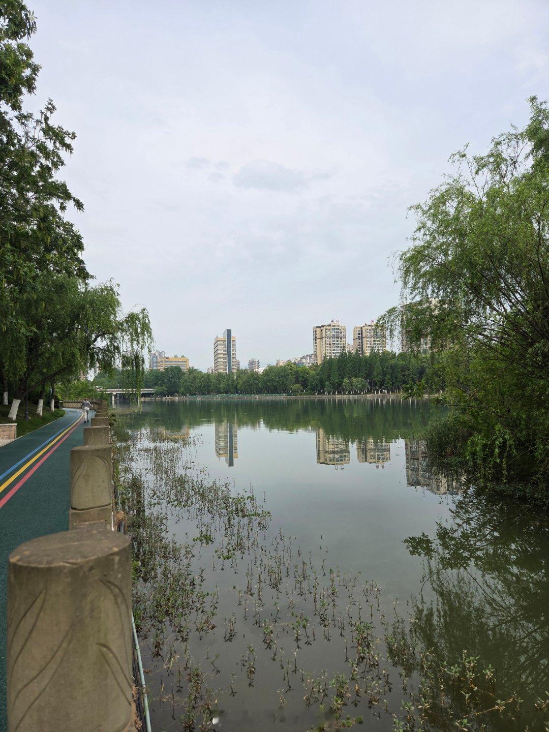 广元生活早上好,新的一天城市影像记记录生活每一天手机摄影爱好者楼不在多，有水则灵