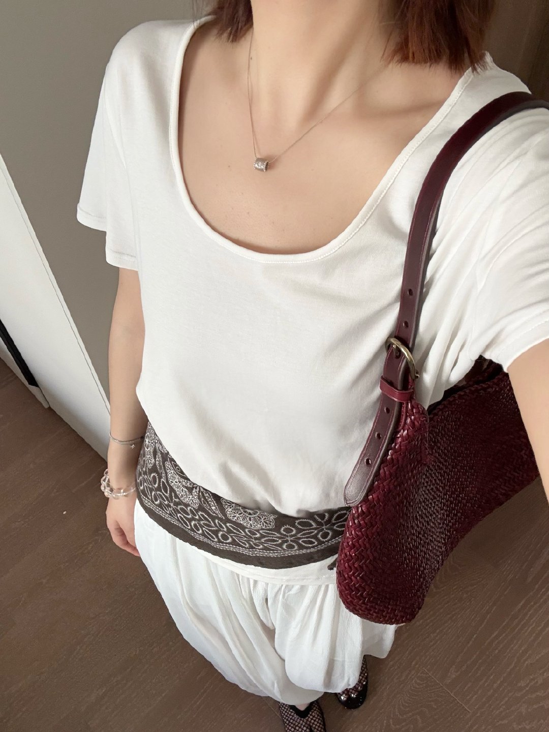 ✨今日份锁骨杀，来自这枚 星轮小转筒项链。  925银手工拉丝，拒绝平庸的工业感