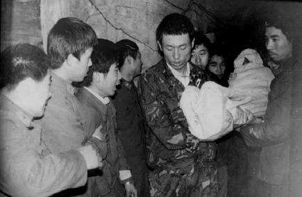 老山战场前沿阵地上，一个加强排的越军于1987年11月向我9号哨位发起第113次