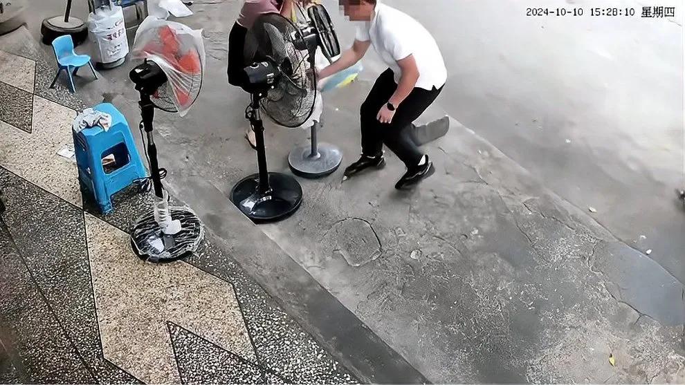 网友质疑城管人员穿着便衣“粗暴执法”，在街上砸商家占用道路电风扇；遂溪城管:摔风