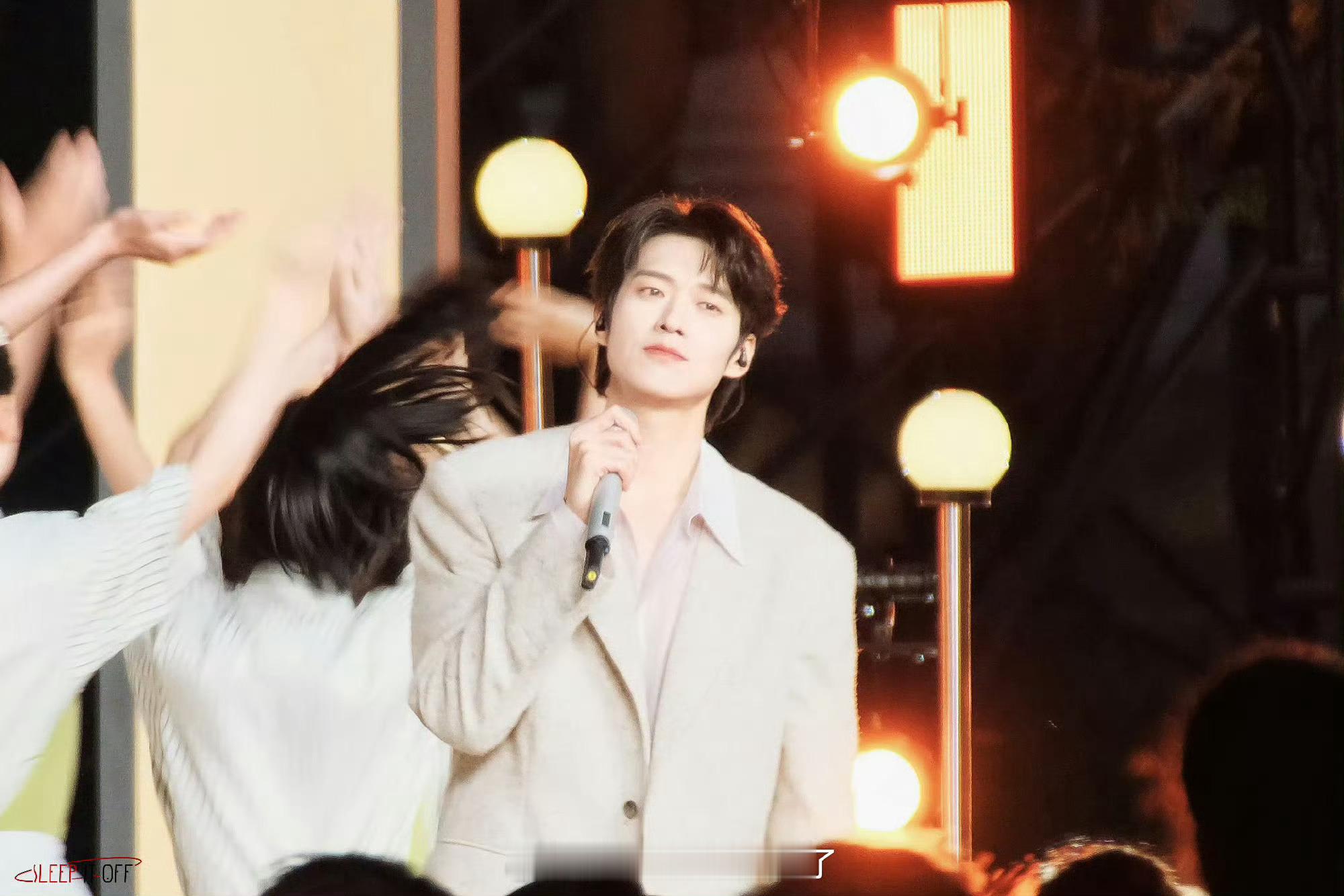 魏大勋魏大勋五四晚会造型 五四限定勋帅哥💜体态端正气质清爽，温柔又端正，完全男