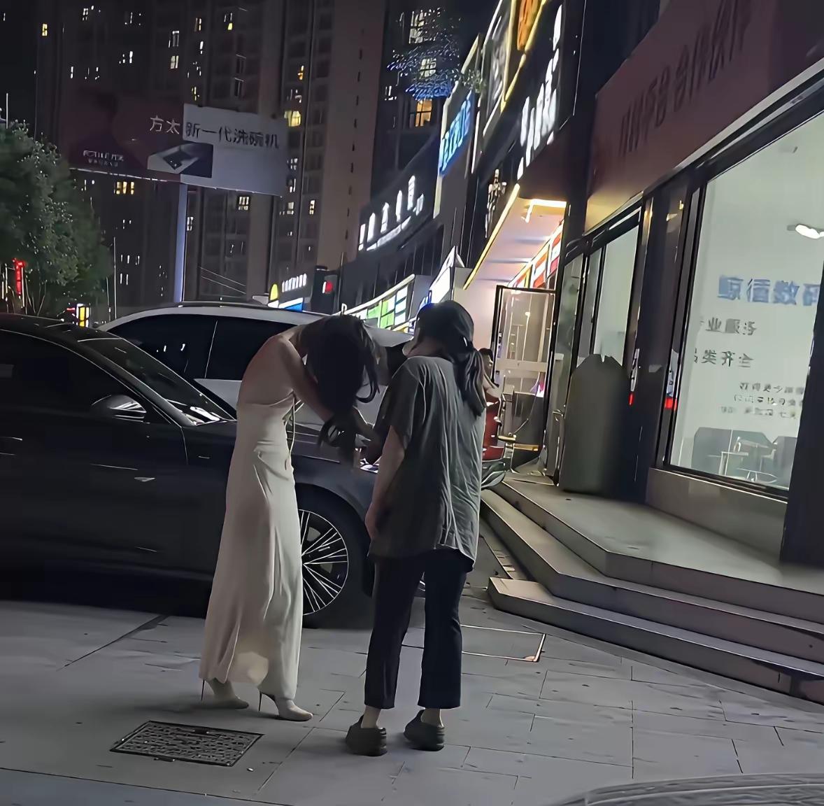 深夜街头这一幕，真的让人看得心

里堵得慌。两个女人站在一起，不

用别人说，一