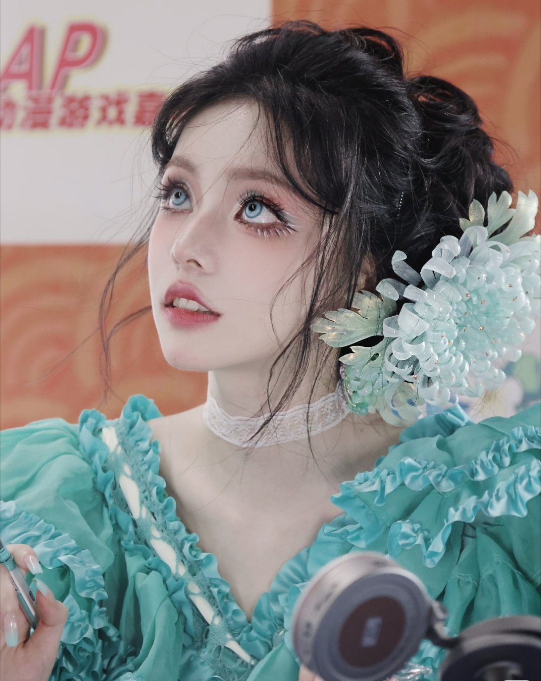 甜画舫快去做自媒体吧变装 拍段子 颜值博主 都行，别走写小说这条弯路了（褒义）看