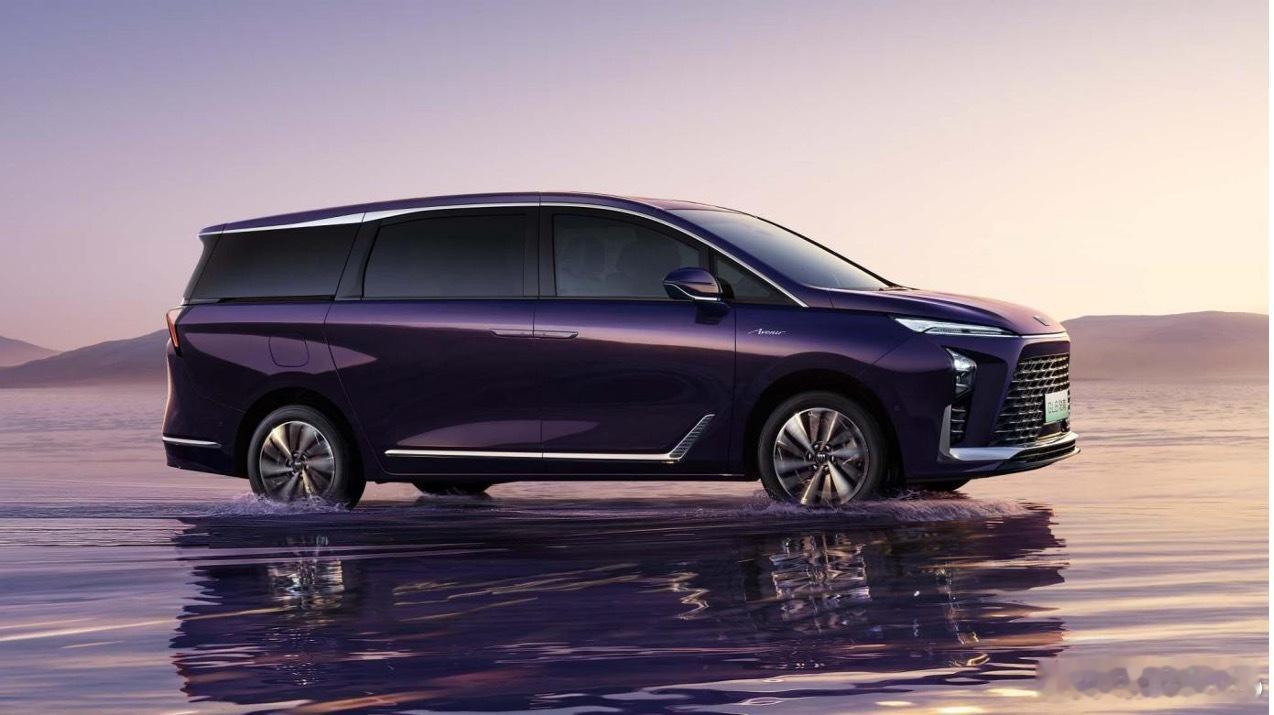 别克全新 GL8 陆尊新能源 MPV 推出智享版、尊享版、奢享版三款配置。新车搭