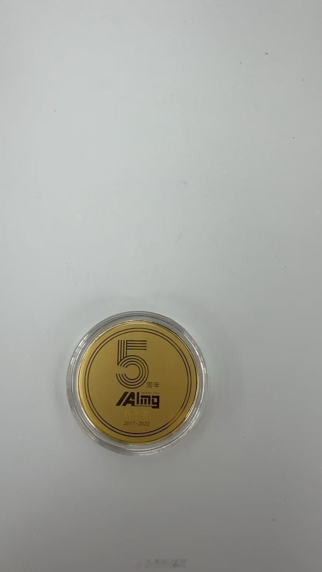 金价涨得飞快今天翻到当年入职纪念金币突然觉得老板当年送我的那块金子简直太有远见了